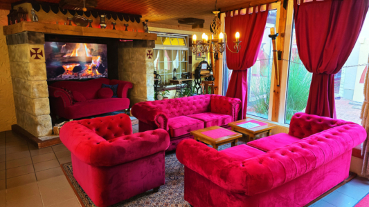 001-Lobby-Kamin-2024-BinzHotel
