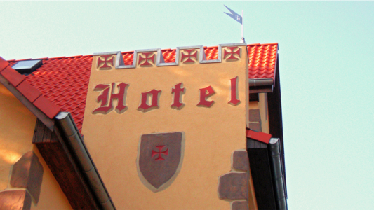 BinzHotel: Giebel mit Wappen